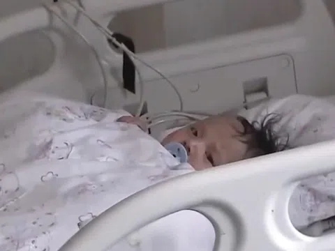 Bé 5 tháng tuổi không đi tiểu trong 20 giờ, bị sưng khắp người, bác sĩ phát hiện nguyên nhân đến từ bữa ăn hàng ngày