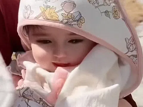 Bé sơ sinh diện mạo đẹp như hoa hậu dù bố mẹ bình thường, y tá thốt lên: “Đứa trẻ như đã phẫu thuật thẩm mỹ”