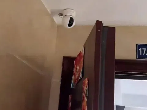 Mẹ lắp camera kín nhà theo dõi con nghỉ hè, cảnh tượng ghi lại được khiến bà tức giận