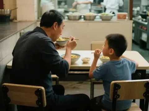 Bố và con trai vào cửa hàng chỉ gọi 1 bát mì, vừa rời đi, ông chủ tiên đoán một câu về tương lai của người cha