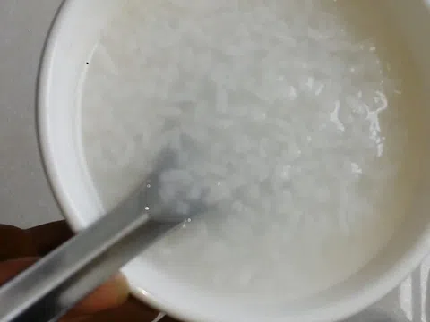 Vợ nấu cháo không bỏ hành, chồng đổ ụp vào xọt rác, tối về mở tủ lạnh thì tím tái mặt mày