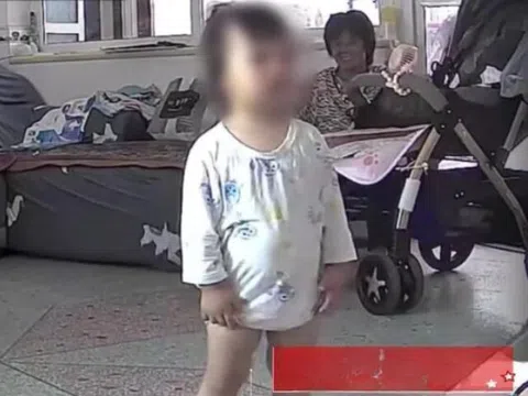 Người mẹ đi làm xa nhà gửi con cho bà, xem camera thấy đứa trẻ thường xuyên run rẩy, sự thật đau lòng