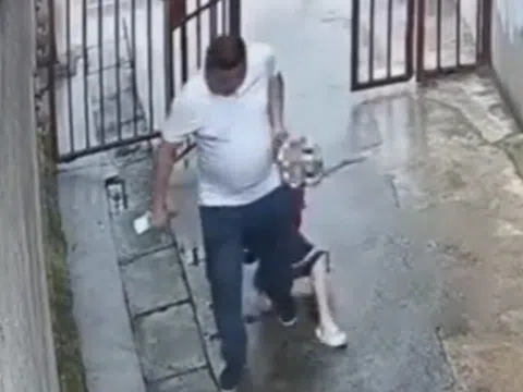 Bé gái tiểu học bất ngờ bị một người đàn ông lạ kéo lê trên đường, đoạn camera ghi lại cảnh tượng khiến ai cũng hoảng