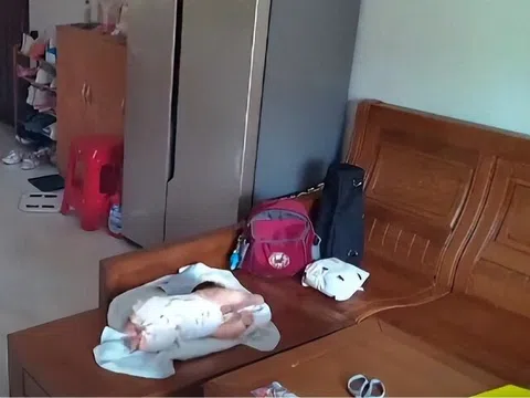 Tăng ca mẹ gửi con 3 tháng tuổi cho bà chăm, lúc kiểm tra camera thấy cảnh tượng hãi hùng ở phòng khách