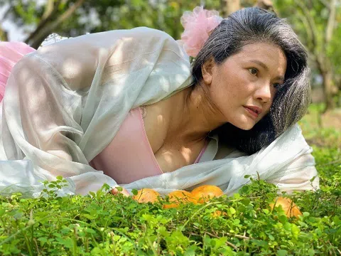 "Nữ hoàng cảnh nóng Việt Nam" đẹp nảy nở ở tuổi U50 sau 3 đời chồng, chẳng ngại để lộ tóc bạc, tàn nhang