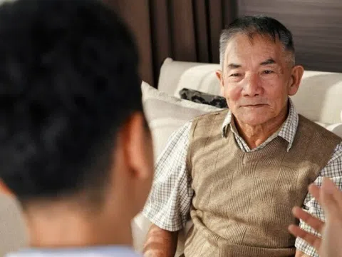 Định cho con gái 300 triệu mua nhà, nghe lén con rể nói chuyện, bố vợ thêm tiền mua hẳn 1 căn khác