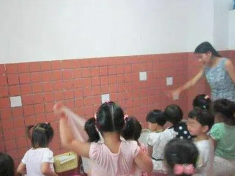 Cô giáo mầm non đăng ảnh trẻ vào nhóm lớp, phụ huynh tức giận kéo đến trường khi nhìn cảnh tượng ở nhà vệ sinh