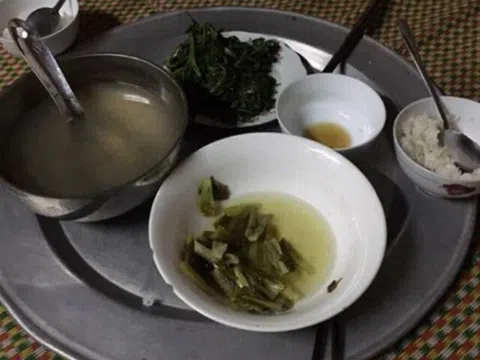 Mẹ vợ ở quê đi từ 5h sáng mang thịt lợn lên cho cháu, nhìn mâm cơm con rể nấu mà nghẹn ngào