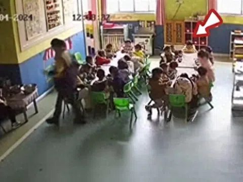 Con gái 3 tuổi bị bỏ đói, mẹ đến trường mẫu giáo kiện, phản ứng của cô giáo gây phẫn nộ