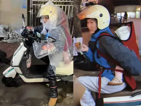 Bức hình chụp nữ tài xế shipper đi giao hàng đêm mưa “gây sốt” cõi mạng, nhìn phía sau lưng nhiều người xót xa
