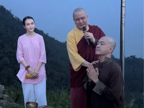 Tuấn Hưng bất ngờ cạo trọc đầu, Hương Baby tâm sự sau khi chứng kiến cảnh chồng xuống tóc: "Tu là buông bớt sân si"