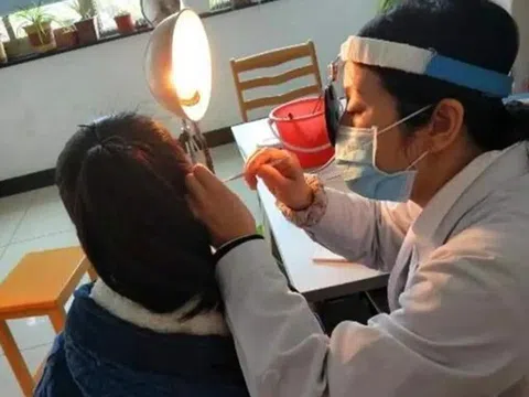 Con gái kêu cứu vì côn trùng bò vào tai, mẹ nhét thêm một thứ vào, bác sĩ khen quá thông minh