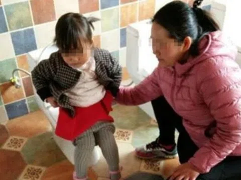 Thay đồ cho con gái 3 tuổi, nhìn thấy thứ rơi ra từ quần của bé, mẹ òa khóc hiểu lý do