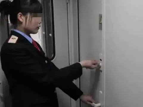 Bố đưa con gái đi vệ sinh nhưng 30 phút không thấy ra, nhân viên nổi giận khi phá cửa