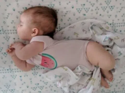 1001 kiểu ngủ bá đạo của các "búp măng non" khiến bố mẹ hoang mang: Không hiểu sao ngủ được?
