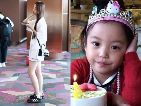 Sau biến cố bố mẹ ly hôn, con gái Triệu Vy gây bất ngờ với diện mạo lạ ở sân bay, hoàn toàn đã lộ mặt với mọi người