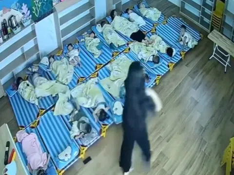 Em bé đang ngủ trưa ở lớp thì bật dậy khóc vì nhớ mẹ, hành động ấm áp của cô giáo khiến ai cũng xúc động
