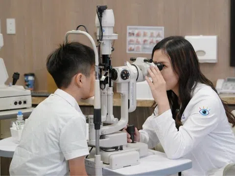 Con trai 10 tuổi mắt sưng húp, liên tục kêu ngứa, đưa đến bệnh viện khám mẹ thất kinh khi thấy vật thể lạ bên trong