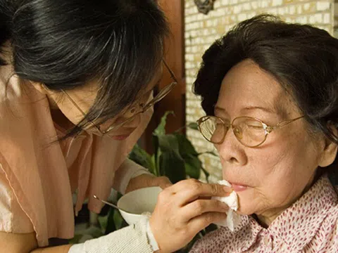 Con gái tuyển giúp việc lương 15 triệu/tháng chăm 2 bố mẹ 70 tuổi gây tranh cãi