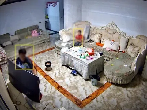Thấy con nghỉ hè toàn ở nhà xem phim, bố tức giận đập vỡ tivi, phản ứng của đứa trẻ khiến MXH lo lắng