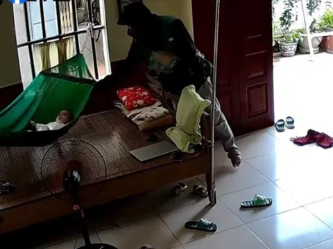Con nằm một mình trên võng, mẹ Việt xem camera thì nghẹn ngào khi thấy hành động của shipper