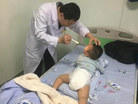 Bé 7 tháng tuổi bị liệt nửa người, mẹ suy sụp khi nghe bác sĩ nói nguyên nhân do thói quen của bà nội