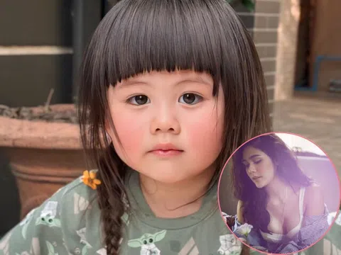 Bé gái gây sốt cõi mạng với biểu cảm ngộ nghĩnh, xinh như búp bê, hoá ra mẹ là “Nữ thần nội y” nổi tiếng nhất showbiz