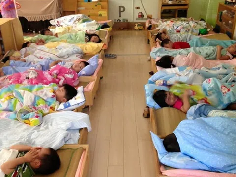 Sau giấc ngủ trưa ở trường mẫu giáo, người mẹ phát hiện mông con có nhiều vết bầm tím, biết lý do liền kiện hiệu trưởng