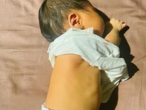 Bác sĩ đề nghị điều trị vàng da cho cháu sơ sinh nhưng bà nội kiên quyết từ chối, 1 tháng sau cả gia đình suy sụp