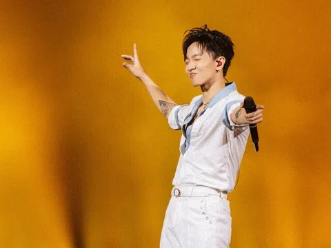 Hoàng Dũng hát nhảy liên tục 3,5 tiếng, trình diễn hơn 30 ca khúc trong concert "Xoay tròn"