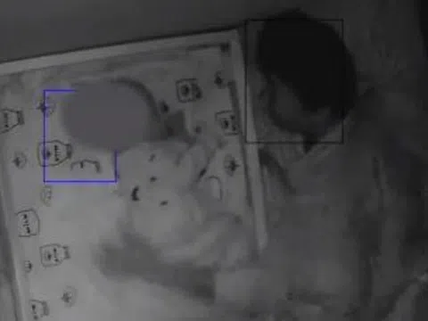 Mẹ phát hiện đoạn camera con 3 tháng tuổi bị bảo mẫu bạo hành, lời khai của kẻ thủ ác gây phẫn nộ