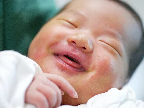 Con sơ sinh vừa chào đời mỉm cười rõ tươi, bác sĩ tát mạnh, bố định kiện nhưng mẹ cảm ơn rối rít