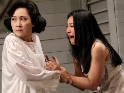 Qua đêm nhà bạn trai suốt 1 tuần ngày nào cũng thấy phòng mẹ anh bật đèn đến sáng, lén nhìn vào mà đẫm nước mắt