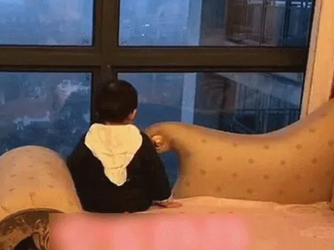 Con ngồi thẫn thờ bên cửa sổ rất lâu, mẹ lo lắng ra kiểm tra thì bật cười khi thấy cảnh tượng bên nhà hàng xóm