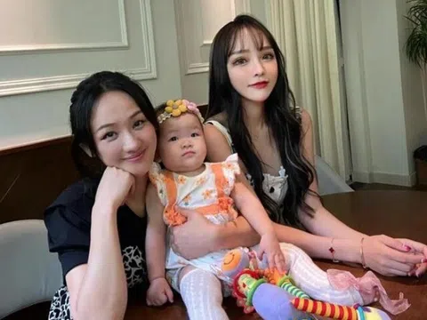 Xinh như gái 20, bà nội U50 chăm cháu thường xuyên bị nhầm là mẹ bỉm, con dâu tiết lộ điều ít người biết