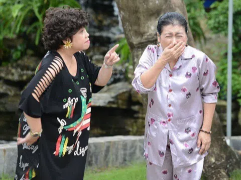 Mẹ đẻ đem chục trứng gà mừng đầy tháng cháu, tôi gói cho bà chút đồ ăn thừa mang về, mẹ chồng chạy tới giật lại