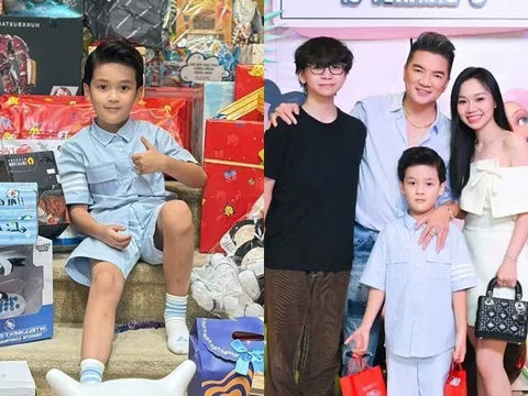 Đàm Vĩnh Hưng khoe ảnh chụp cùng 3 con chung huyết thống, quý tử út ngồi trên "núi quà" vào dịp sinh nhật