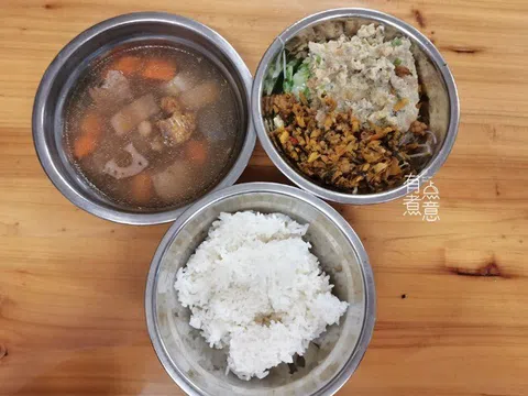 Cô giáo khoe ảnh bữa trưa 50 nghìn đồng ở trường mẫu giáo, phụ huynh chê quá tệ, đòi cho nghỉ học