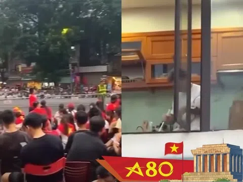 Đứng xem hợp luyện diễu binh A80, ai nấy chú ý tới hành động của người đàn ông trên ô cửa sổ tầng 2 căn nhà mặt phố