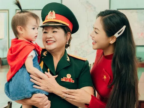 Mẹ ruột Thu Quỳnh háo hức đón lễ 2/9 với cháu ngoại đáng yêu, là Thượng tá nổi danh "thiên nga của sân khấu kịch"
