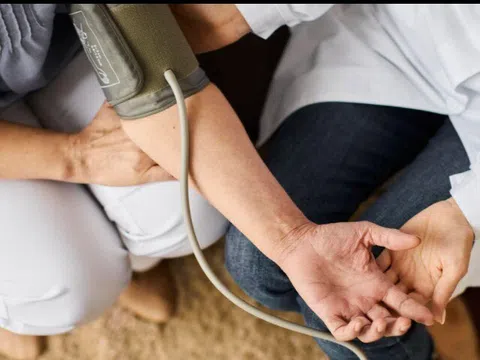 OMRON trao tặng gần 2.000 máy đo huyết áp hiện đại, hỗ trợ đo chuẩn xác ngay tại nhà