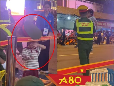 "Khối mầm non" được chiến sĩ công an A80 đích thân bế sang đường cho ông bà, câu chuyện phía sau quá đáng yêu