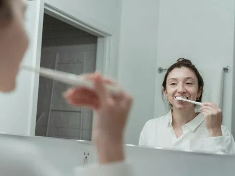 Máy tăm nước và chỉ nha khoa: Loại nào tốt hơn cho vệ sinh răng miệng?
