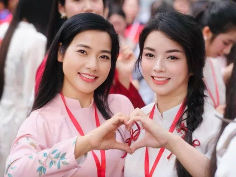 Danh tính và sự thật về cặp "chị em sinh đôi" xinh đẹp rạng ngời trong dàn nghệ sĩ diễu hành A80