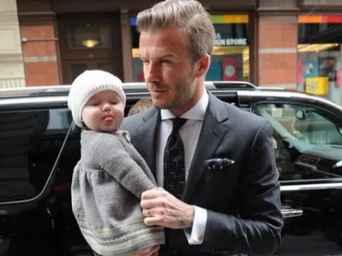 Harper Beckham xưa mũm mĩm đáng yêu, ảnh mới nhất chụp cùng bố mẹ khiến ai cũng bối rối