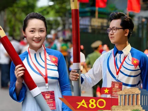 Dàn BTV VTV tham gia diễu hành A80: Người từng "không được lên dẫn vì quá xấu", người thi đỗ 2 trường đại học