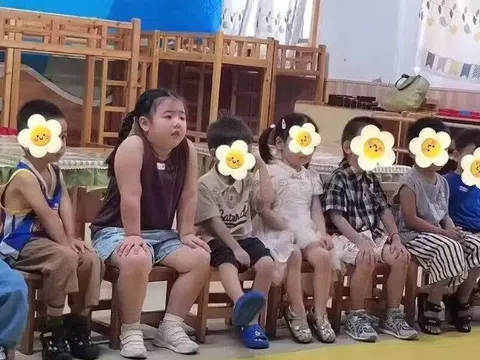 Cô giáo gửi ảnh ngày đầu con đến lớp, mẹ xem xong tá hỏa, vội đăng lên mạng