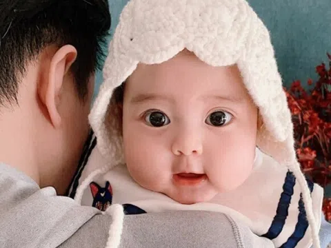 Bé gái mắt to, da trắng xinh như thiên thần, bố đứa trẻ lộ mặt khiến ai nấy tấm tắc: Mẹ bé thật may mắn!
