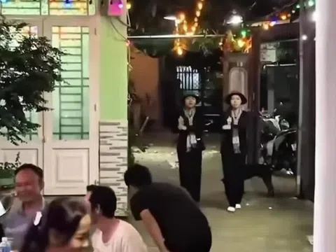 Xúc động hình ảnh 2 cô con gái mới đi diễu binh về được cả xóm chào đón
