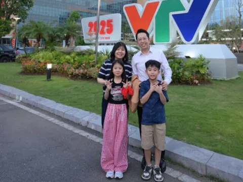 BTV VTV có bố là Giáo sư Toán học khoe gia đình đủ "nếp tẻ", 2 con gương mặt xán lạn hưởng gen bố mẹ